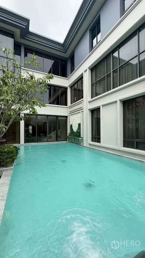 独立式住宅 出售在Saphan Sung, Bangkok - 庭院内6×12米私人泳池，周围为大型落地窗