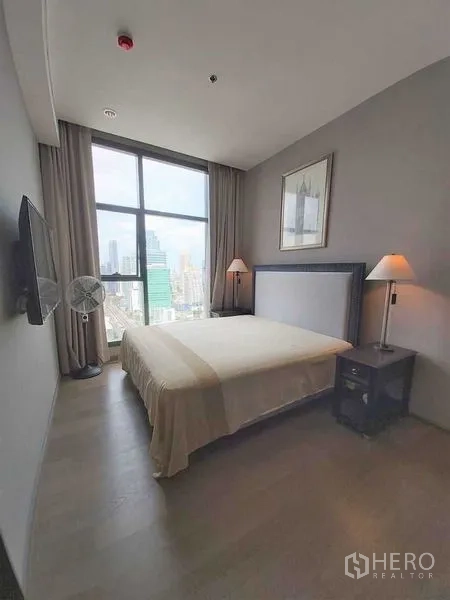 公寓 出售在Bang Rak, Bangkok - 卧室设落地窗可赏曼谷天际线，配大床与柔和照明。