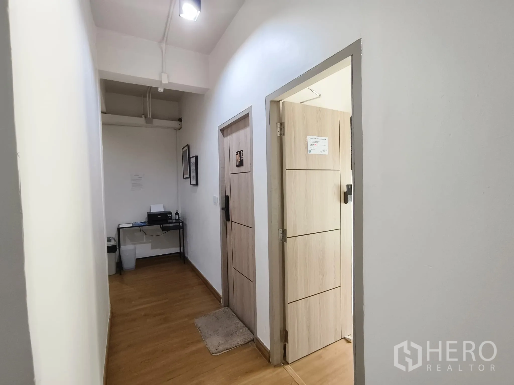店屋 for rent in Watthana, Bangkok - 走廊铺浅色木地板，通往各独立房间。