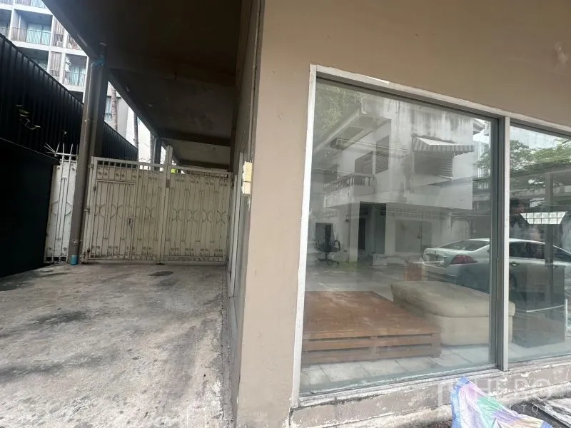 สำนักงาน ให้เช่า - ทางรถเข็นและหลังคาคลุมข้างชั้นล่างกระจก