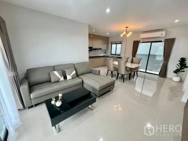 ทาวน์เฮาส์ ให้เช่าในBang Phli, Samut Prakan - ห้องนั่งเล่นแบบโอเพ่นไลฟ์ พร้อมโซฟา L โต๊ะกินข้าวหินอ่อน ครัวโทนเบจ และประตูกระจกบานเลื่อนในทาวน์เฮ้าส์ย่านบางพลี