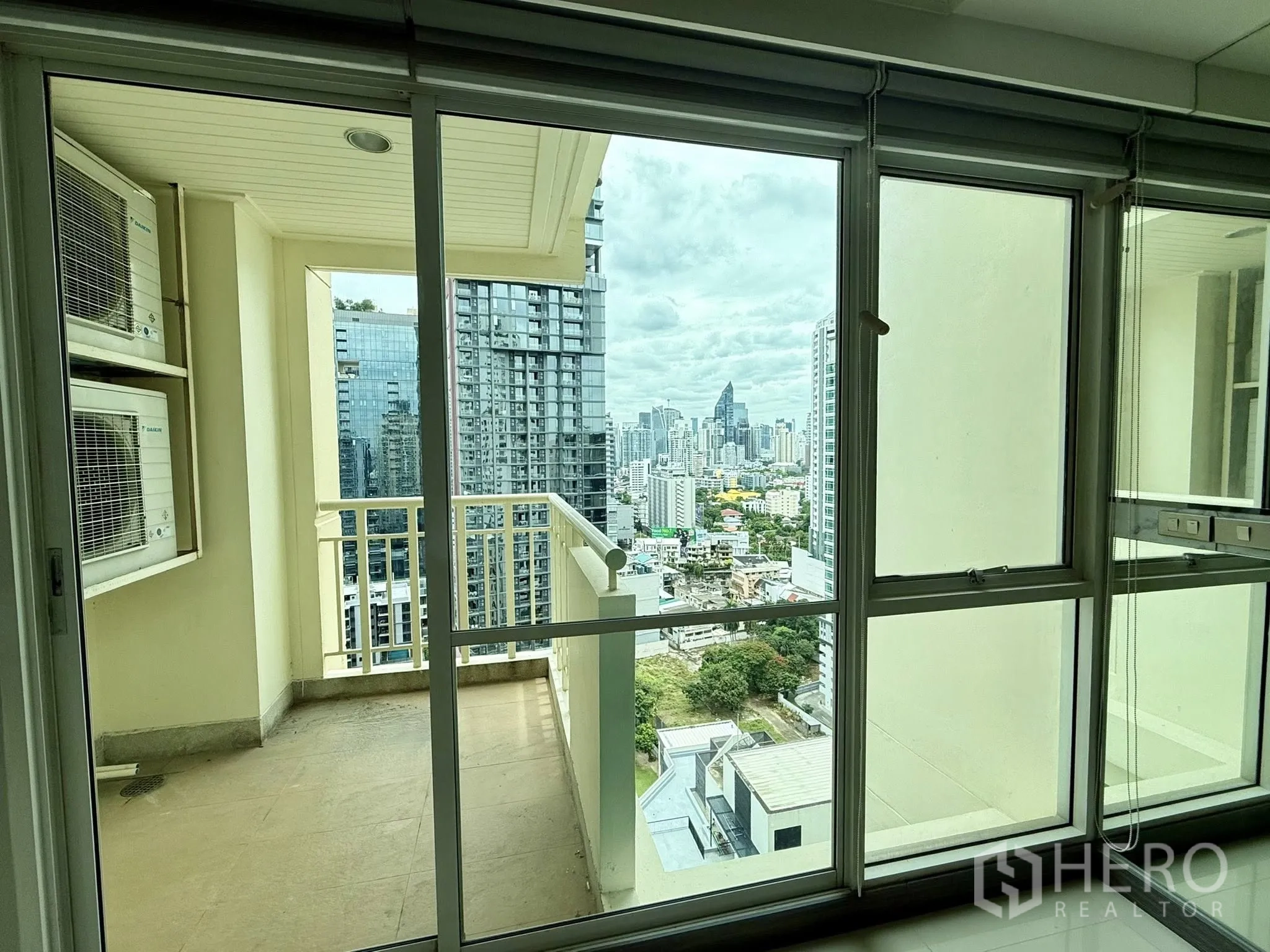 คอนโด ให้เช่าในWatthana, Bangkok - ประตูกระจกบานเลื่อนสู่ระเบียง มองเห็นวิวเมืองกรุงเทพฯ