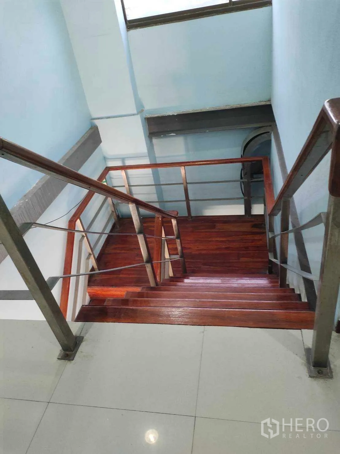 โรงงาน ขายในNikhom Phatthana, Rayong - บันไดภายในพื้นไม้พร้อมราวสแตนเลสในอาคารสำนักงาน