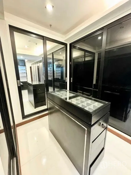 公寓 出租在Watthana, Bangkok - 步入式衣帽间，镜面移门与中央展示岛，黑色高光饰面