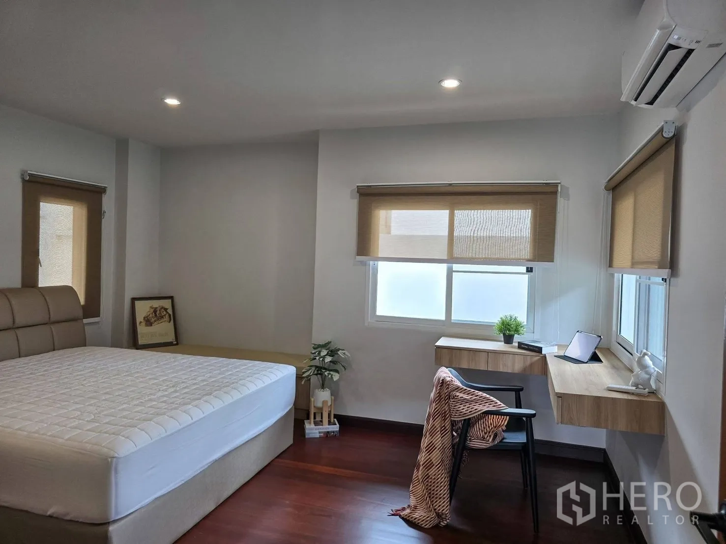 บ้านเดี่ยว for rent in Suan Luang, Bangkok - ห้องนอนมีโต๊ะทำงานริมหน้าต่างและเตียงบุนวม