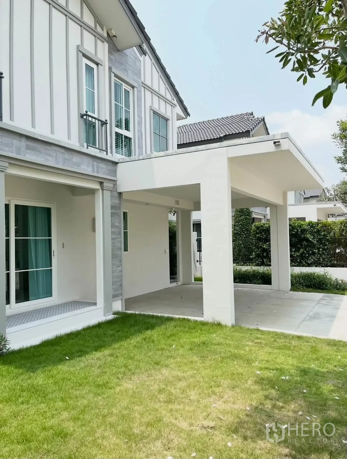 บ้านเดี่ยว for rent in Bang Phli, Samut Prakan - ภายนอกบ้านสองชั้นสไตล์โมเดิร์น โรงจอดรถมีหลังคา และสนามหญ้า