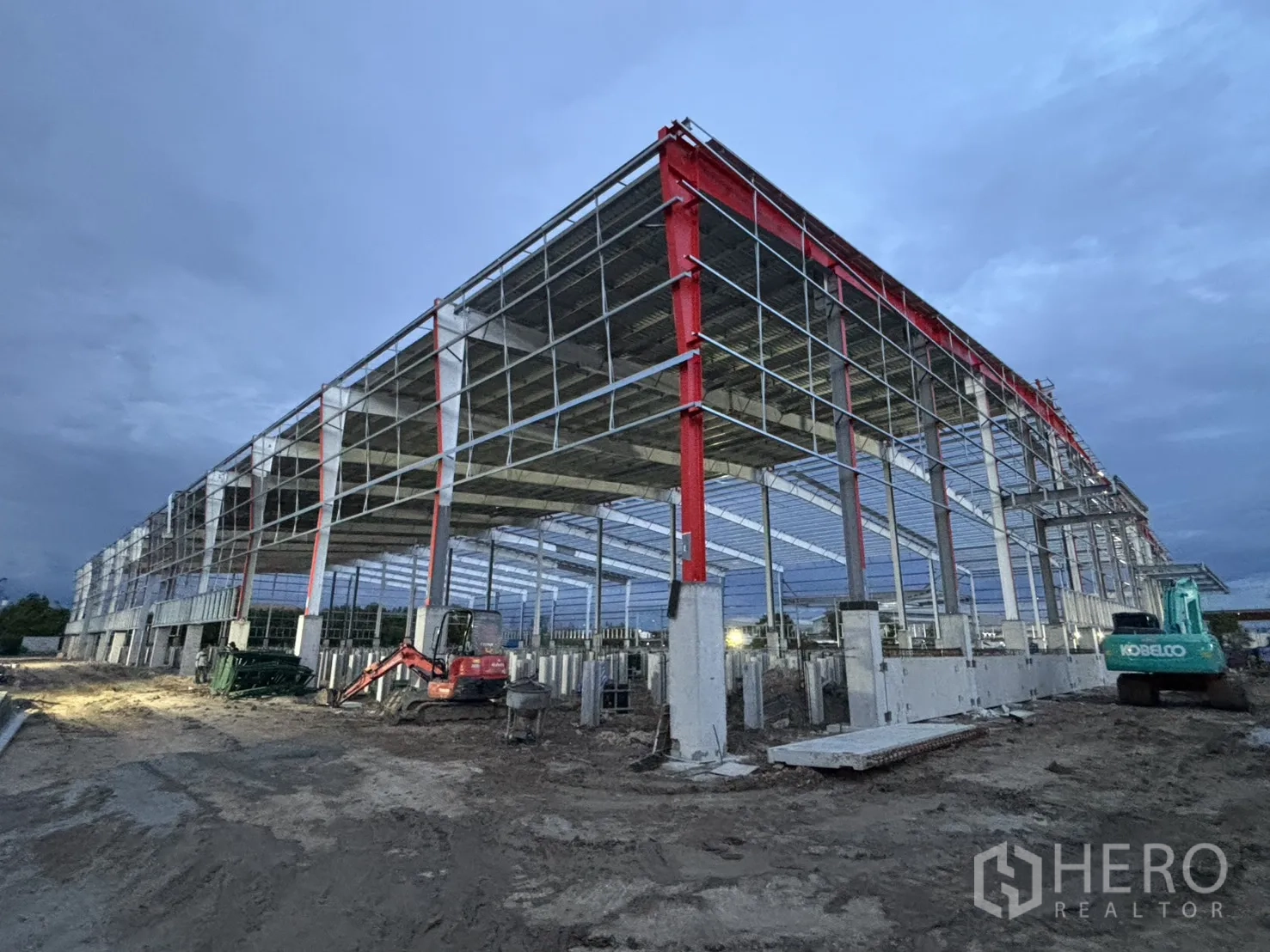 工厂 for rent in Bang Pakong, Chachoengsao - 在建工地照片，钢结构框架成形，立柱与屋架清晰可见。
