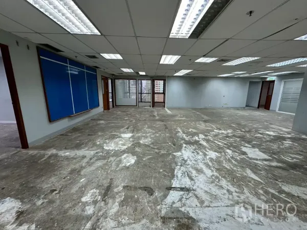 办公空间 出租在Khlong Toei, Bangkok - 中央开放区，配蓝色展示板，连接玻璃转角办公室。