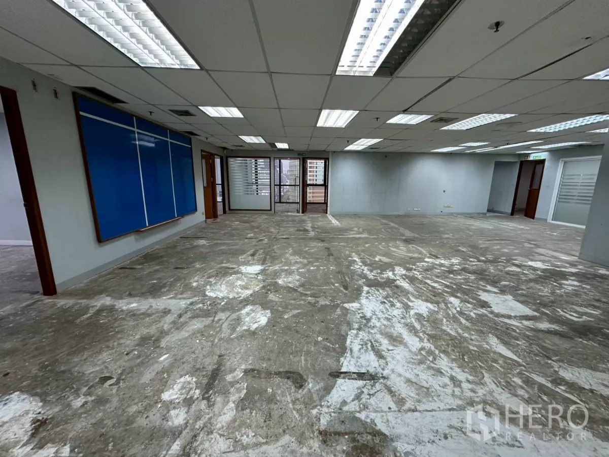 办公空间 出租在Khlong Toei, Bangkok - 中央开放区，配蓝色展示板，连接玻璃转角办公室。