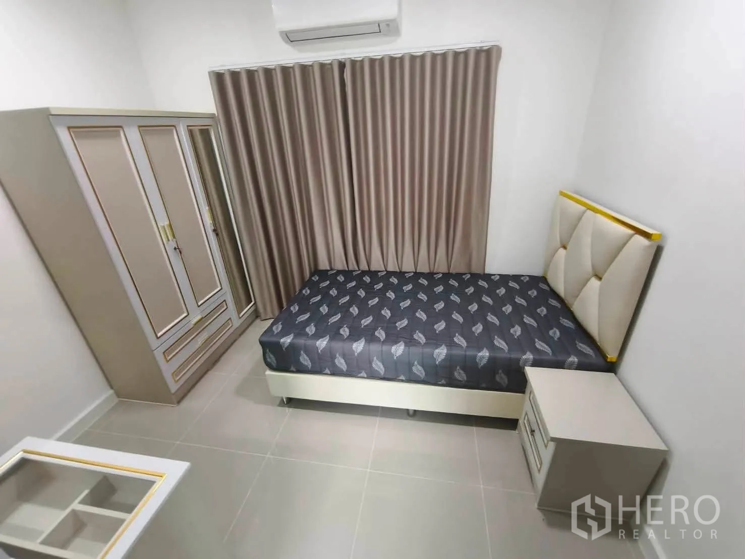 บ้านเดี่ยว for rent in Bang Phli, Samut Prakan - ห้องนอนขนาดกะทัดรัด เตียงเดี่ยว ตู้เสื้อผ้า และผ้าม่านทึบ.