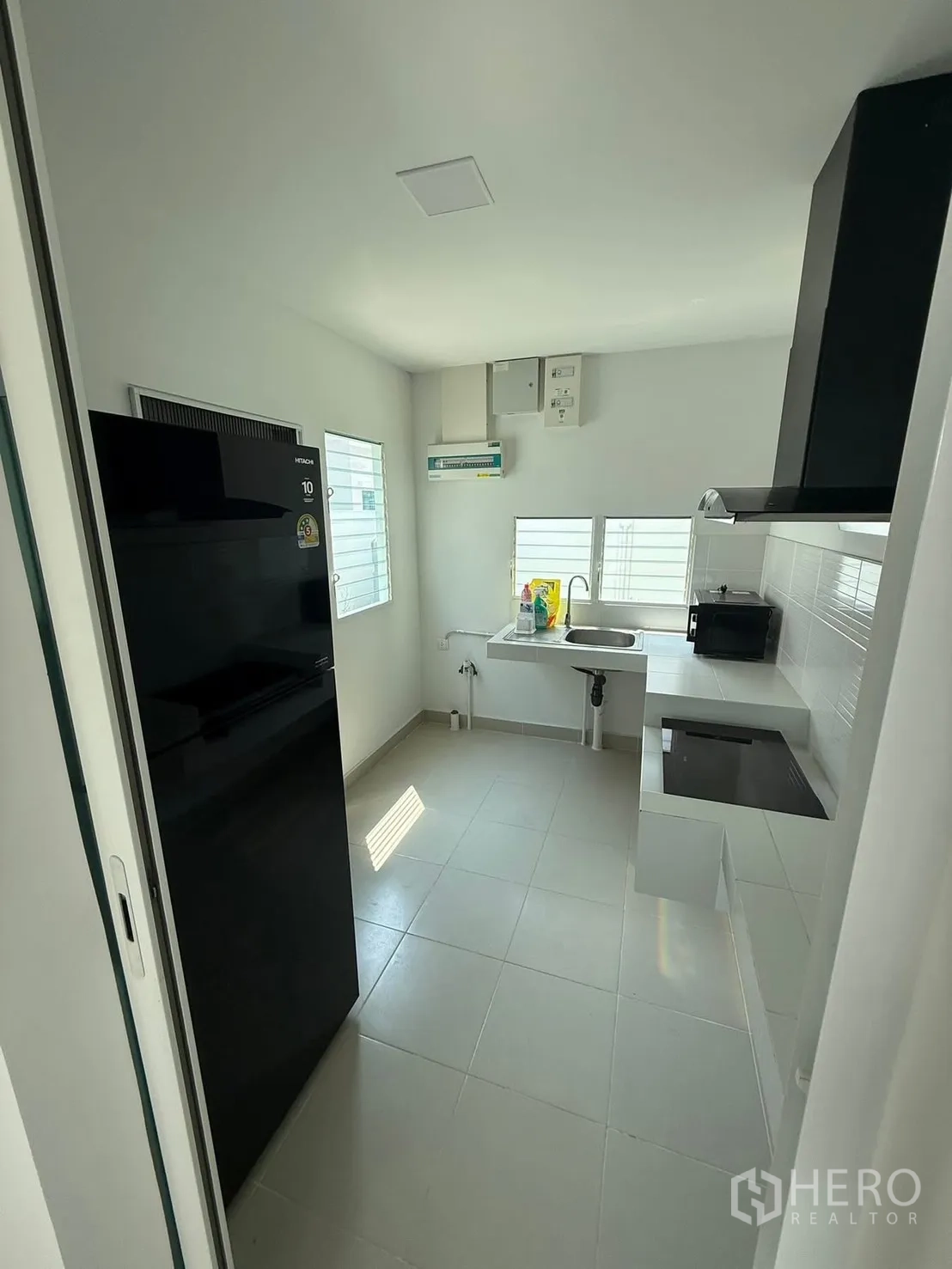 บ้านเดี่ยว for rent in Bang Phli, Samut Prakan - ครัวปิดมีตู้เย็น ซิงก์ เตาและเครื่องดูดควัน พร้อมพื้นกระเบื้อง