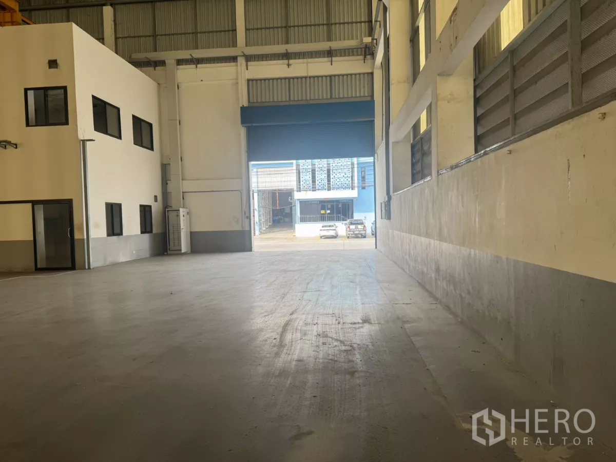 Factory for rent or sale in Bang Phli, Samut Prakan - Loading bay zone leading from factory floor to exterior driveway.