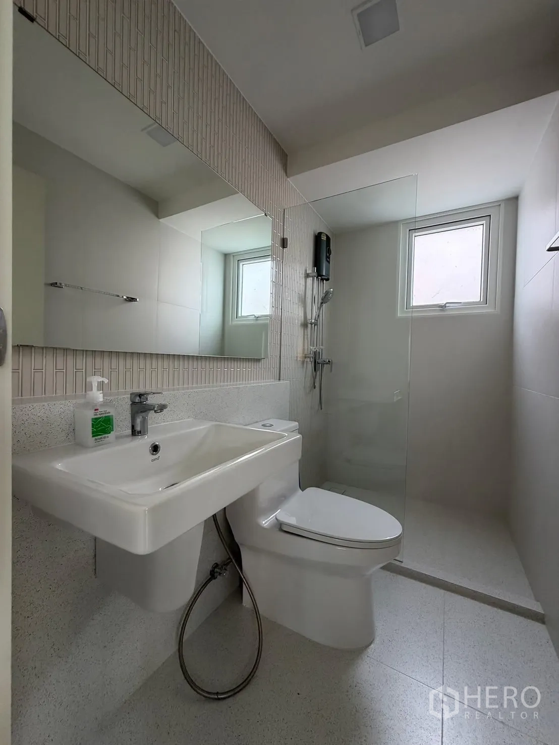 บ้าน ให้เช่าในBang Na, Bangkok - ห้องน้ำโมเดิร์น กระจกเงาบานใหญ่ ฝักบัวกั้นกระจก และหน้าต่าง