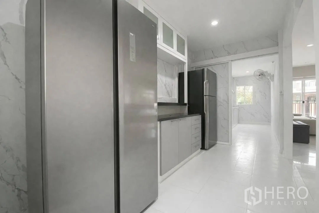 独栋房屋 for rent in Suan Luang, Bangkok - 走廊式备餐区，双冰箱与收纳柜。