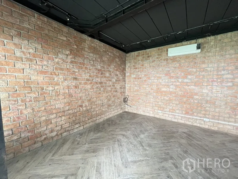 Property Image #12 for property HRE00028