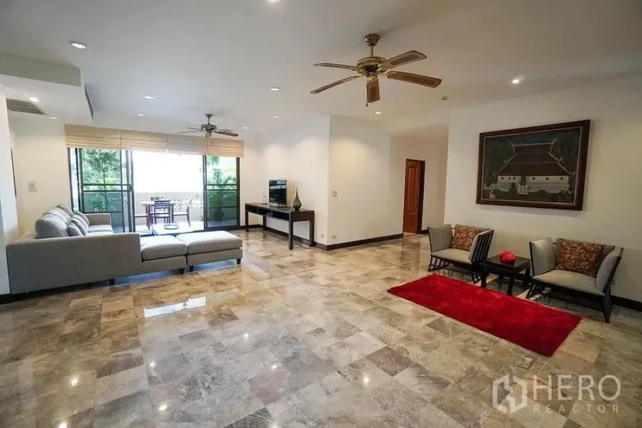 房间 出租在Watthana, Bangkok - 开放式客厅另一视角，通向带户外座椅的阳台。
