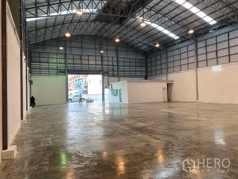 คลังสินค้า ให้เช่าในBang Phli, Samut Prakan - ภายในหันสู่ช่องประตูม้วนกว้าง มีบล็อกออฟฟิศและพื้นคอนกรีตเงา