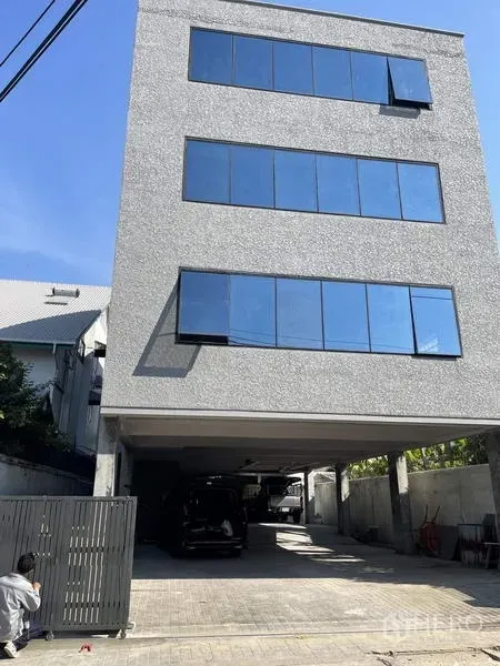Home Office for rent in Phaya Thai, Bangkok - Modern multi-storey home office exterior with large windows and covered parking.
