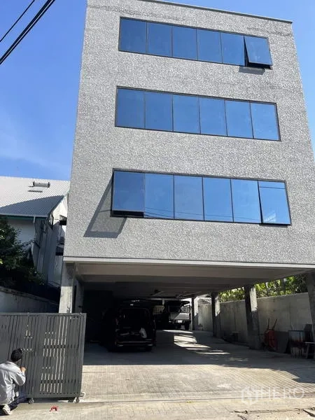 Home Office for rent in Phaya Thai, Bangkok - Modern multi-storey home office exterior with large windows and covered parking.