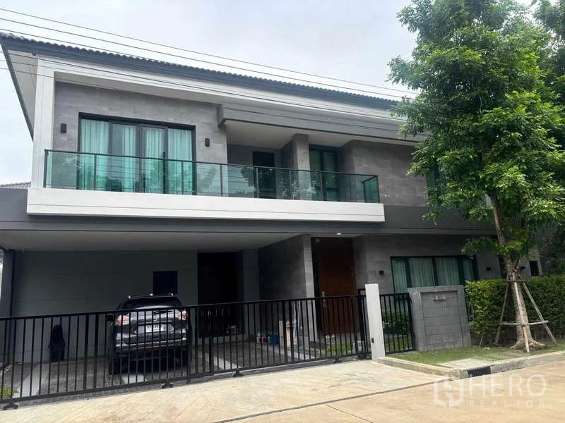 独立式住宅 出租在Mueang Nonthaburi, Nonthaburi - 面向街道的现代立面视角，带阳台与车道。