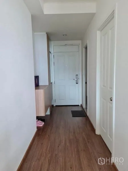 公寓 出租或出售在Yan Nawa, Bangkok - 入户走廊铺木地板，通向公寓的卧室与卫生间。