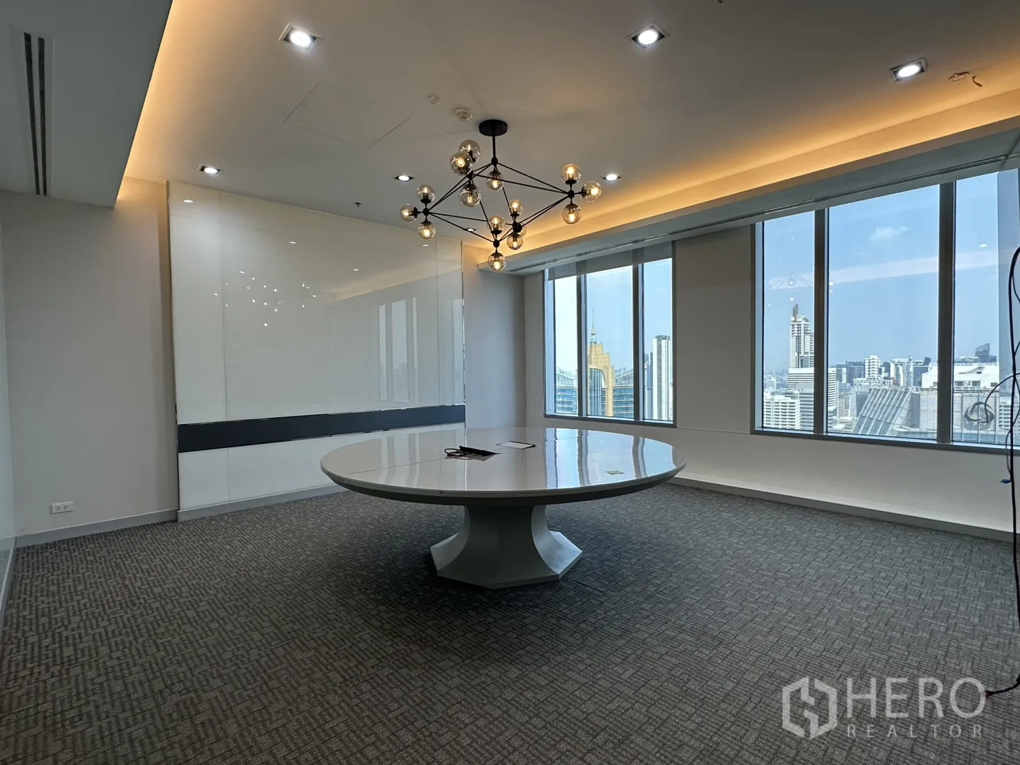 办公室 for rent in Khlong Toei, Bangkok - 会议室设宽大窗户，享城市景观与嵌入式照明。