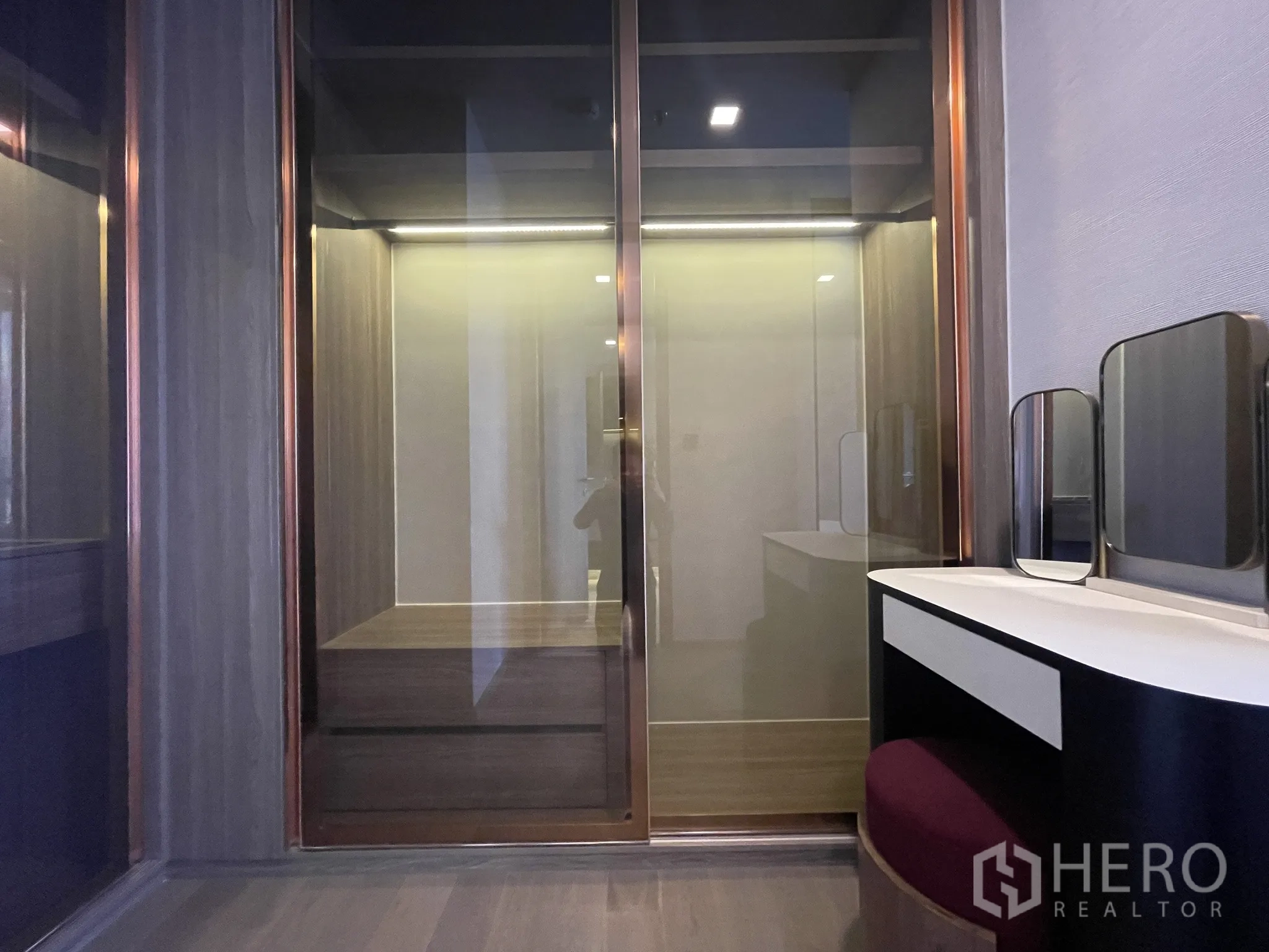 公寓 for rent in Watthana, Bangkok - 步入式衣帽间，玻璃衣柜与梳妆台。