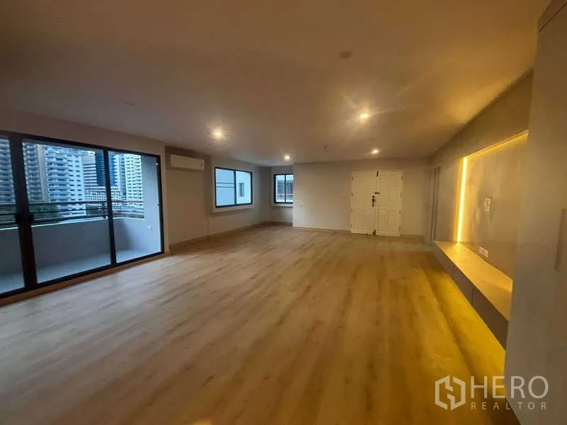 公寓 出售 - 超大客厅，木地板，多扇窗与阳台景观。