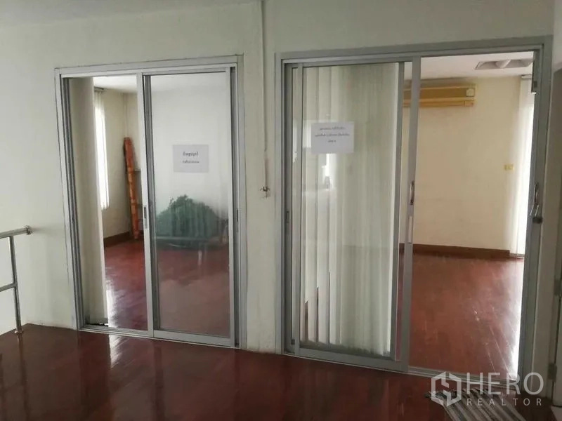 带办公室的家 出租在Saphan Sung, Bangkok - 两间带玻璃推拉门的独立办公室，铺实木地板。