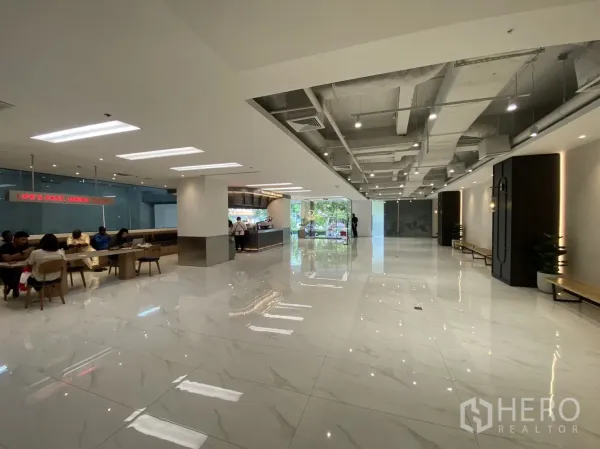Retail Space for rent in Bang Rak, Bangkok - Spacious lobby‑level retail area with glossy marble floors and exposed ceiling.