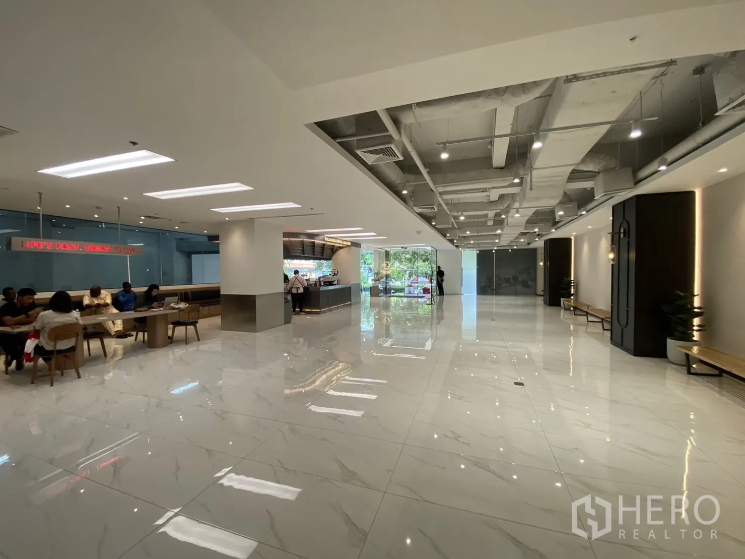 Retail Space for rent in Bang Rak, Bangkok - Spacious lobby‑level retail area with glossy marble floors and exposed ceiling.