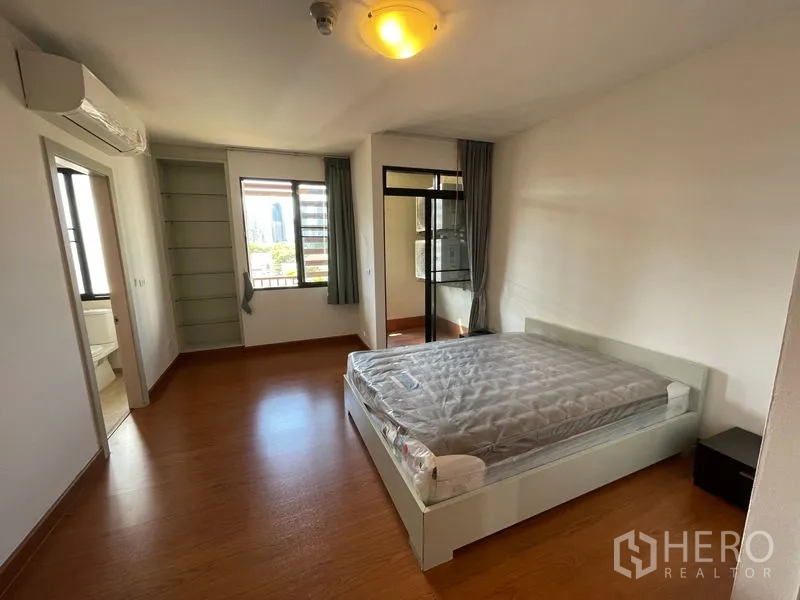 คอนโด ให้เช่าในWatthana, Bangkok - มุมมองห้องนั่งเล่นกว้าง เห็นชั้นวางทีวี โซฟา และมุมรับประทานอาหาร