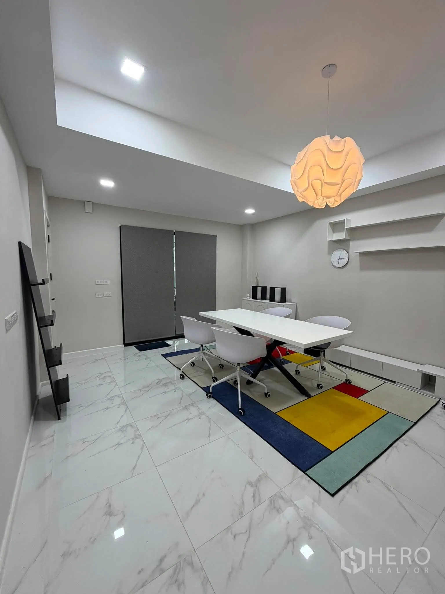 家庭办公室 for rent in Phra Khanong, Bangkok - 会议室另一角度，吊灯与仿大理石地面。