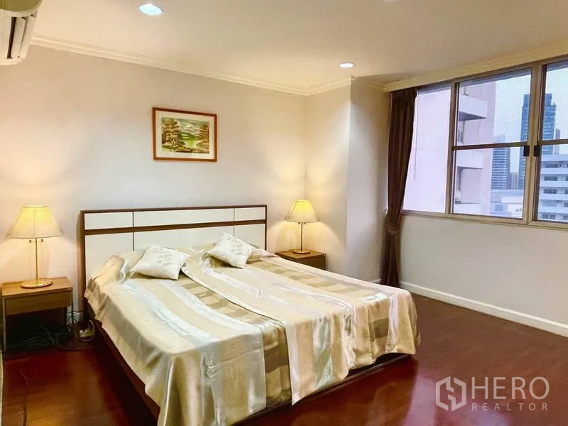 公寓 出租或出售在Watthana, Bangkok - 第二卧室，双人床、床头柜与大窗户。