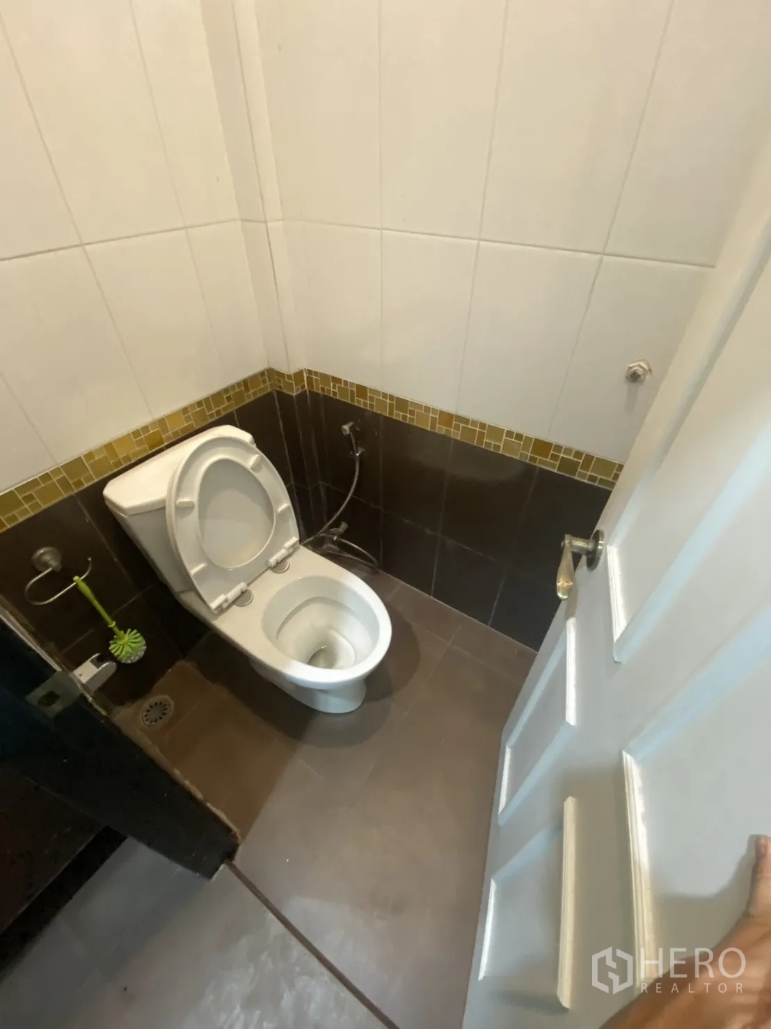 ตึกแถว for rent in Bang Rak, Bangkok - ห้องสุขาแยกติดสายชำระ ผนังและพื้นกระเบื้อง