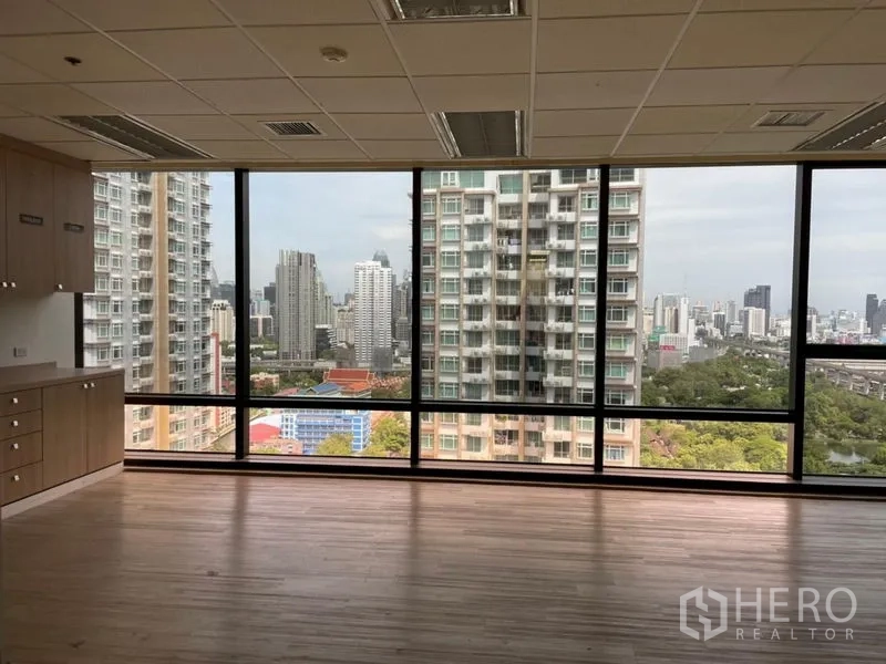 สำนักงาน ให้เช่า - ห้องพร้อมพื้นไม้ ตู้เก็บของ และหน้าต่างพาโนรามาเห็นอาคารสูง