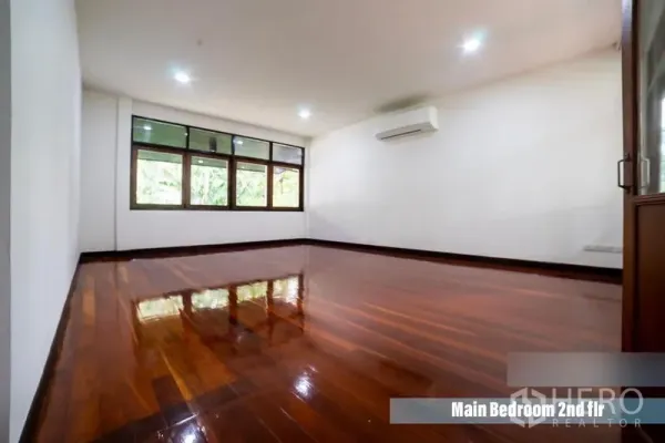 带办公室的家 出租在Khlong Toei, Bangkok - 主卧室配木地板、宽窗与壁挂空调。