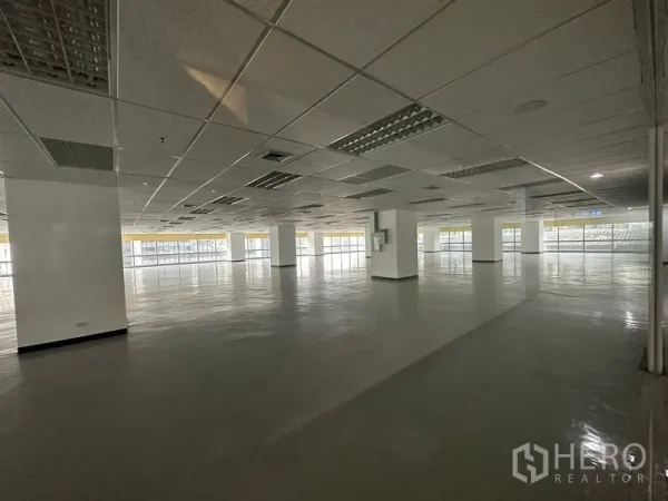 办公空间 出租 - 大型空置办公区，网格吊顶照明与环窗设计，采光充足。