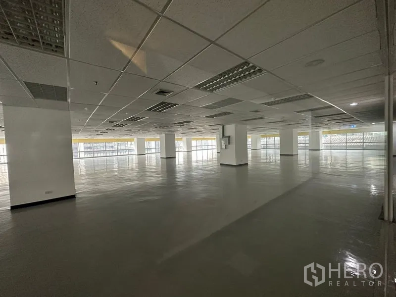 办公空间 出租 - 大型空置办公区，网格吊顶照明与环窗设计，采光充足。