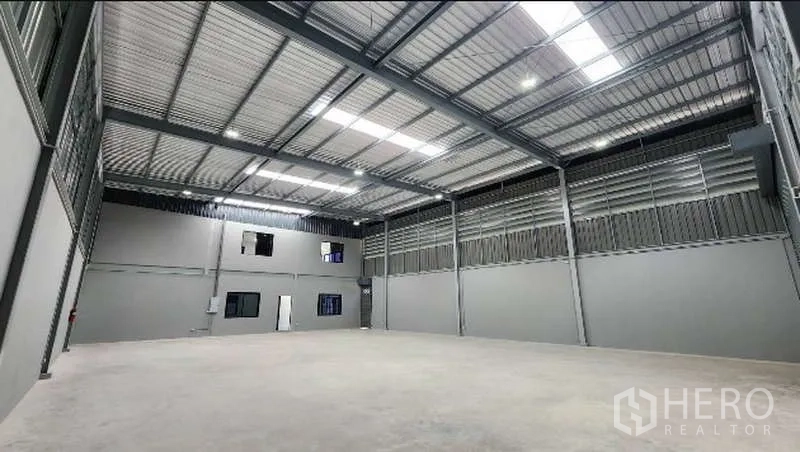 工厂 出租在Bang Bo, Samut Prakan - 开阔仓库空间，通风金属板墙与混凝土地面