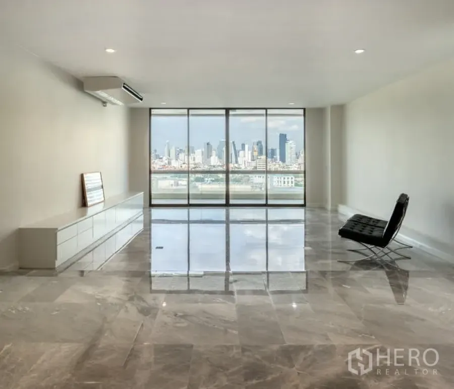คอนโด ให้เช่าในKhlong San, Bangkok - พื้นที่นั่งเล่นกว้าง พื้นหินอ่อนเงา และหน้าต่างสูงเต็มบานหันสู่แม่น้ำ