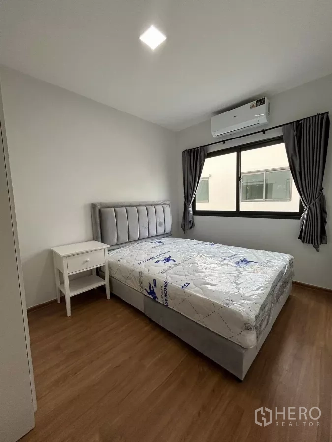 Townhouse for rent in Bang Phli, Samut Prakan - Guest bedroom with double bed, large window and wood floors.