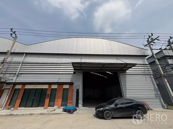 คลังสินค้า ให้เช่าในBang Phli, Samut Prakan - ด้านหน้าโกดังโครงสร้างเมทัลชีท ประตูโหลดกว้าง พร้อมที่จอดรถ ในบางพลี