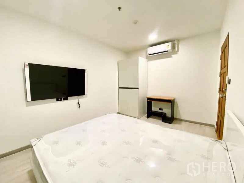 公寓 出租 - 客卧配壁挂电视、衣柜、书桌与空调。