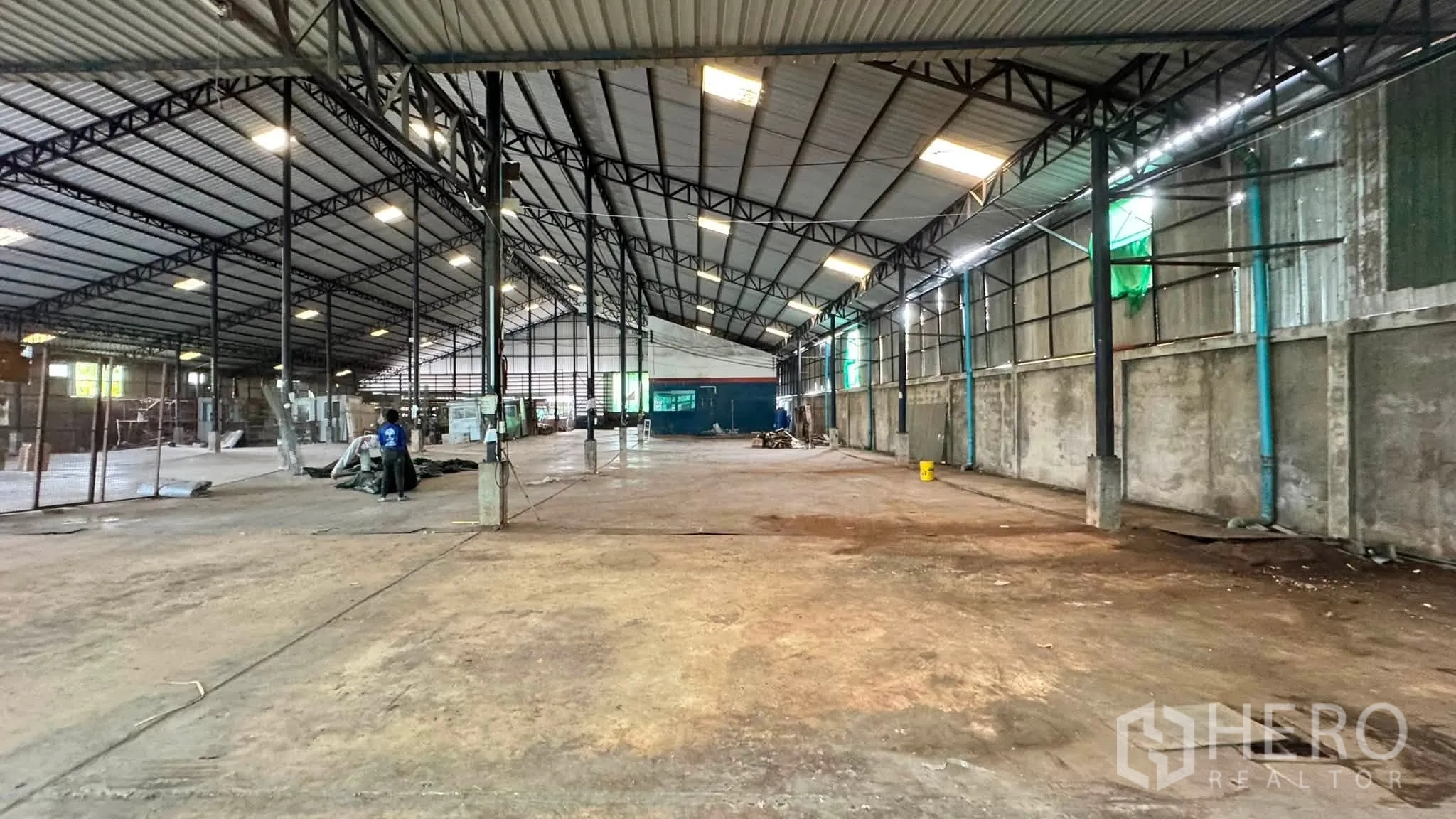 โกดัง for rent in Bang Khen, Bangkok - มุมมองยาวของโกดัง หลังคาสูง ผนังรอบเขต และพื้นที่จัดเก็บ.
