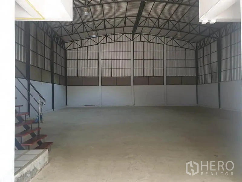 คลังสินค้า ให้เช่าในBang Kapi, Bangkok - ฮอลล์เก็บสินค้าช่วงเสากว้าง พื้นคอนกรีตขัดมัน ผนังเมทัลชีท