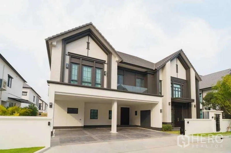Detached House for rent or sale in Bang Phli, Samut Prakan - Modern two-storey detached house facade with covered parking in Bang Phli, Samut Prakan.
