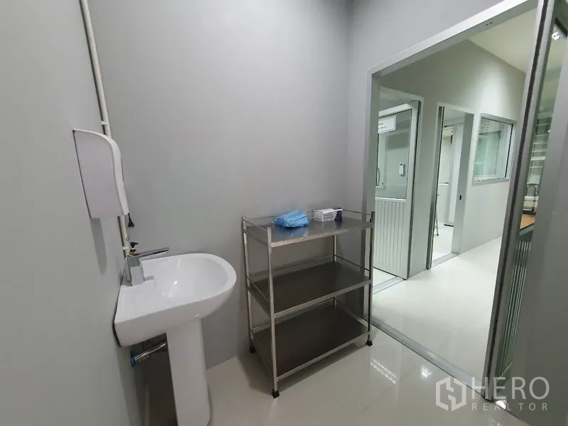 工厂 出售在Lam Luk Ka, Pathum Thani - 清洗区，带洗手池与不锈钢置物架，通向受控走廊。