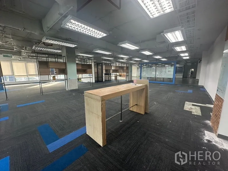 办公空间 出租在Bang Rak, Bangkok - 开放式办公室，设站立桌与蓝框会议室。