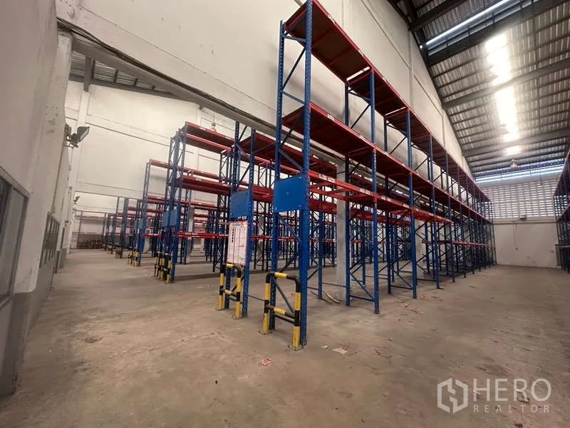Warehouse for rent in Mueang Samut Prakan, Samut Prakan - High-bay storage racks inside a clean concrete-floored warehouse hall.